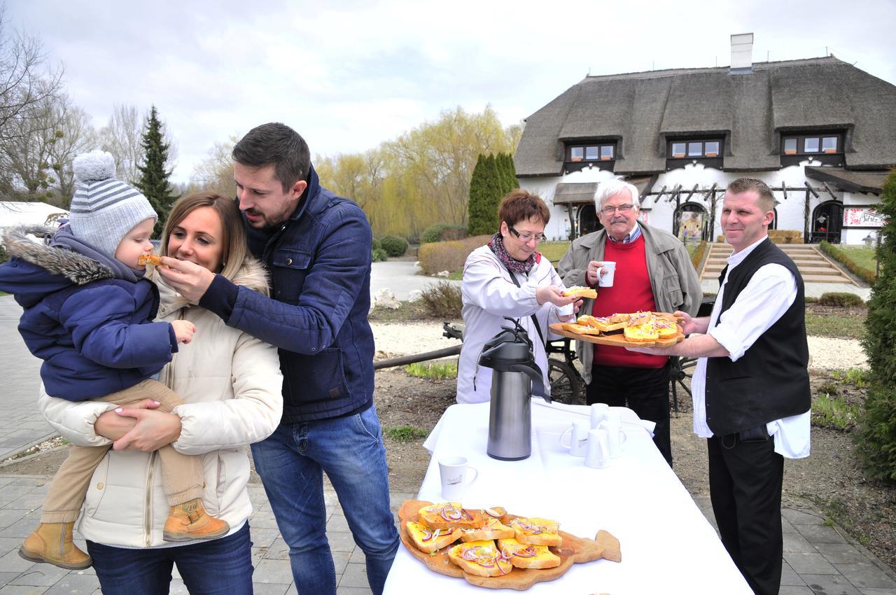 Sari Udvar Dunakiliti Exteriör bild